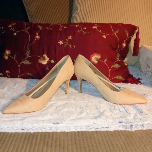 Sold**Womens Honey Beige Heels - Picture 2 of 8